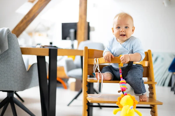 Criança Feliz Sentado Brincando Com Seu Brinquedo Tradicional Cadeira Alta — Fotografia de Stock