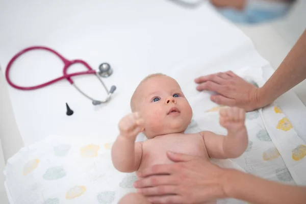 Baby Lying His Back His Doctor Examines Him Standard Medical — Stock Photo, Image