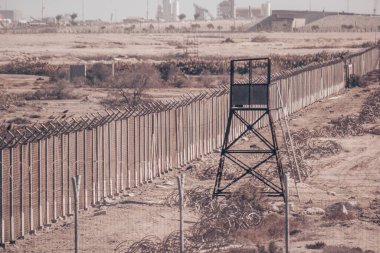 Havalı genelevler, dikenli teller ve gözetleme kulesi. Geçilemez askeri bölge.