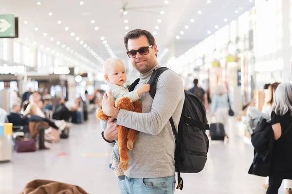 Ojciec Podróżujący Dzieckiem Trzymający Swojego Synka Lotnisku Czekającego Wsiadanie Samolotu — Zdjęcie stockowe