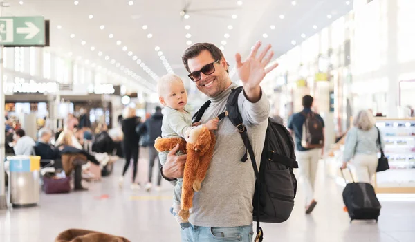 Père Voyageant Avec Enfant Tenant Son Bébé Garçon Terminal Aéroport — Photo