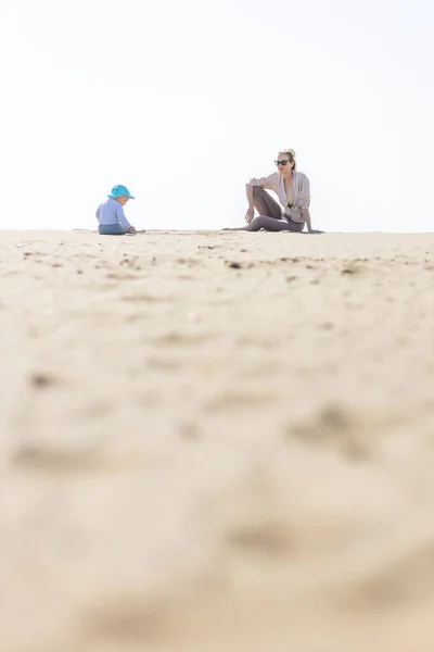 Madre Jugando Hijo Bebé Playa Arena Disfrutando Vacaciones Verano Isla —  Fotos de Stock