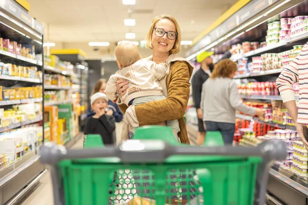 Мама Ходила Магазинам Своим Ребенком Младенцем Толкая Корзину Проходу Супермаркете — стоковое фото