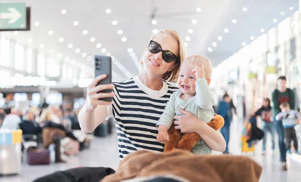 Matka Robi Sobie Selfie Telefonem Komórkowym Podczas Podróży Dzieckiem Trzymając — Zdjęcie stockowe