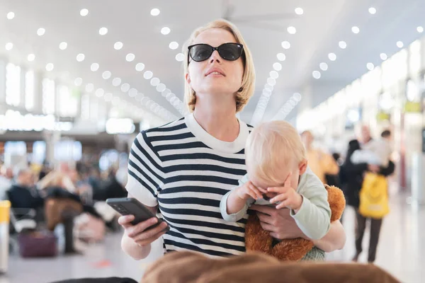 Mor Reser Med Barn Håller Sitt Spädbarn Pojke Flygplatsen Terminal — Stockfoto