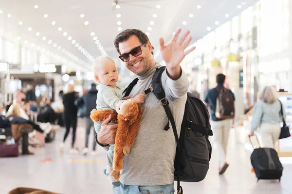 Far Reser Med Barn Håller Sitt Spädbarn Pojke Flygplatsen Terminal — Stockfoto
