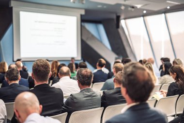 İş toplantısı ve sunumunda yuvarlak masa tartışması. Konferans salonundaki izleyiciler. İş ve Girişimcilik Sempozyumu.