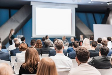 İş konferansında yuvarlak masa toplantısı. Konferans salonundaki izleyiciler. İş ve Girişimcilik Sempozyumu