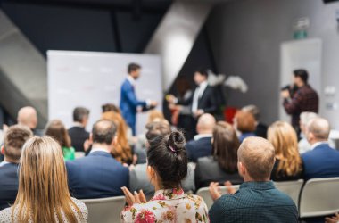 İş dünyası takım lideri en iyi iş projesi yarışmasında ödül aldı. İş ve girişimcilik ödül töreni teması. Seyirciler arasındaki tanınmayan kişilere odaklanın.