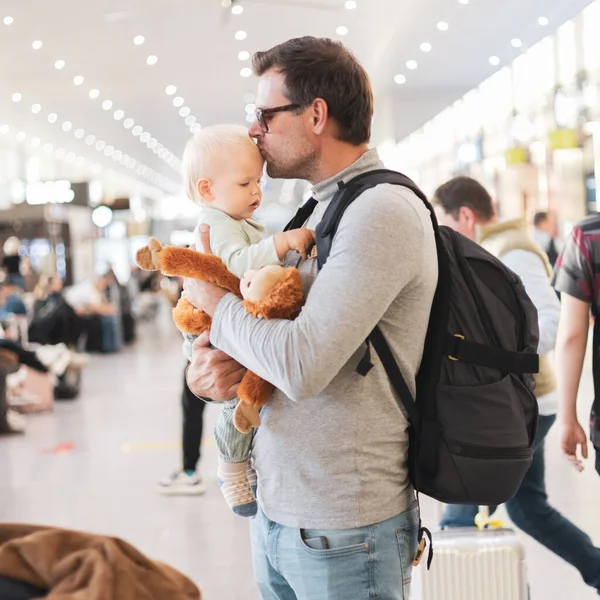 Ojciec Podróżujący Dzieckiem Trzymający Swojego Synka Lotnisku Czekającego Wsiadanie Samolotu — Zdjęcie stockowe