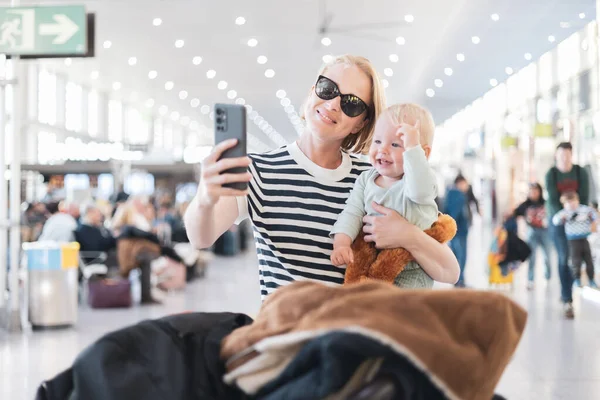 Mamma Tar Selfie Med Mobiltelefon När Reser Med Barn Håller — Stockfoto