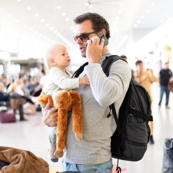 Pai Viajando Com Criança Segurando Seu Menino Terminal Aeroporto Esperando — Fotografia de Stock