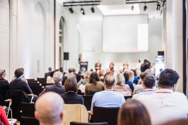 İş konferansında yuvarlak masa toplantısı. Konferans salonundaki izleyiciler. İş ve Girişimcilik Sempozyumu