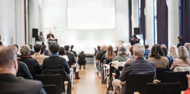 İş dünyası takım lideri en iyi iş projesi yarışmasında ödül aldı. İş ve girişimcilik ödül töreni teması. Seyirciler arasındaki tanınmayan kişilere odaklanın.