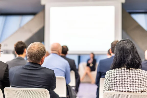 Seminarium Näringsliv Och Entreprenörskap Kvinnlig Talare Håller Föredrag Affärsmötet Publiken — Stockfoto