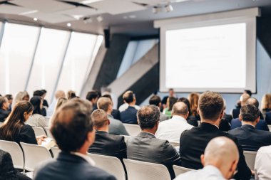 İş konferansında yuvarlak masa toplantısı. Konferans salonundaki izleyiciler. İş ve Girişimcilik Sempozyumu