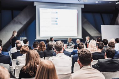 İş toplantısı ve sunumunda yuvarlak masa tartışması. Konferans salonundaki izleyiciler. İş ve Girişimcilik Sempozyumu.