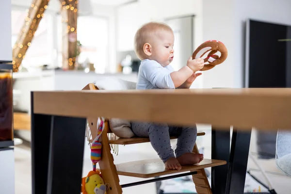 Feliz Bebé Sentado Mesa Comedor Jugando Con Juguete Tradicional Escandinavo — Foto de Stock