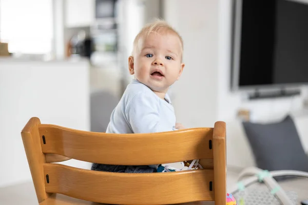 Criança Feliz Sentada Tradicional Cadeira Alta Madeira Designer Escandinavo Rindo — Fotografia de Stock