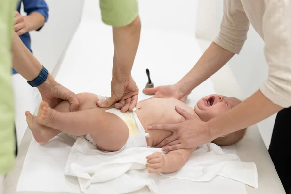 Bebê Sendo Vacinado Por Pediatra Presença Sua Mãe Vacinação Preventiva — Fotografia de Stock