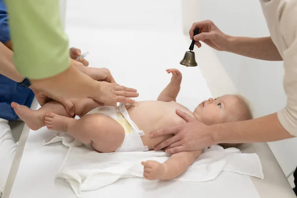 Barnet Vaccineras Barnläkare Närvaro Sin Mor Förebyggande Vaccinering Mot Difteri — Stockfoto