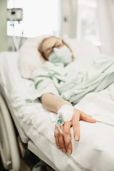 Fokusera Kvinnan Hand Patient Med Medicinsk Dropp Eller Dropp Sjukhus — Stockfoto