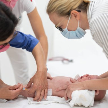 Bebek, annesinin huzurunda pediatrist tarafından aşılanıyor. Difteri, boğmaca, tetanos, hepatit, hemofili, hemofili, pnömokok, polimiyelit aşısı..