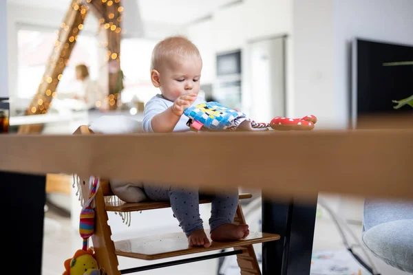 Criança Feliz Sentada Mesa Jantar Brincando Com Seu Brinquedo Tradicional — Fotografia de Stock