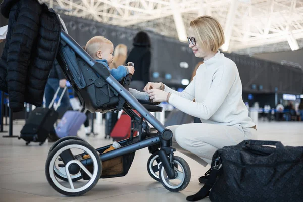 Mödrar Interagerar Med Sitt Spädbarn Pojke Barn Barnvagn När Reser — Stockfoto