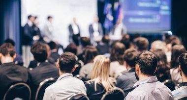 İş konferansında yuvarlak masa toplantısı. Konferans salonundaki izleyiciler. İş ve Girişimcilik Sempozyumu