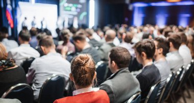 İş konferansında yuvarlak masa toplantısı. Konferans salonundaki izleyiciler. İş ve Girişimcilik Sempozyumu