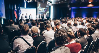 İş konferansında yuvarlak masa toplantısı. Konferans salonundaki izleyiciler. İş ve Girişimcilik Sempozyumu