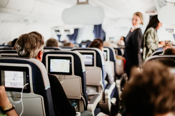 Repülőgép Belseje Utasokkal Üléseken Egyenruhás Stewardess Sétál Oltárhoz Szolgálja Embereket — Stock Fotó