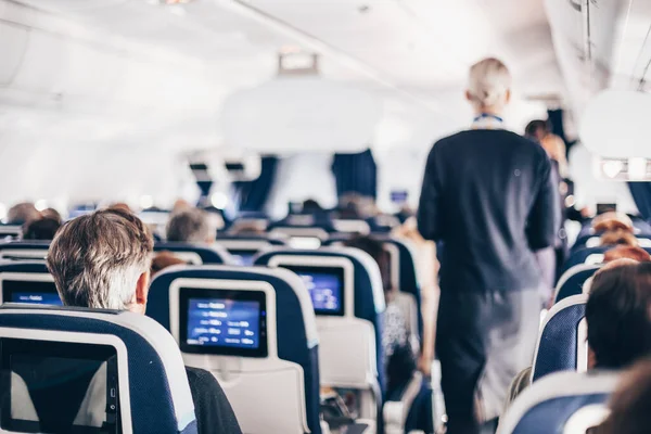 Interior Avião Com Passageiros Assentos Aeromoça Uniforme Andando Pelo Corredor — Fotografia de Stock