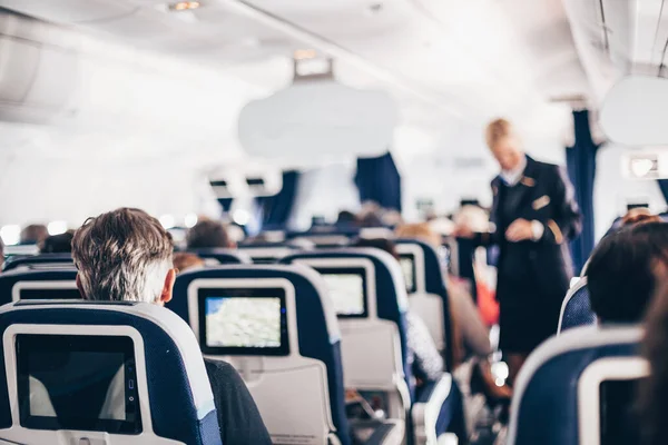 Interieur Van Vliegtuig Met Passagiers Stoelen Stewardess Uniform Lopen Het — Stockfoto