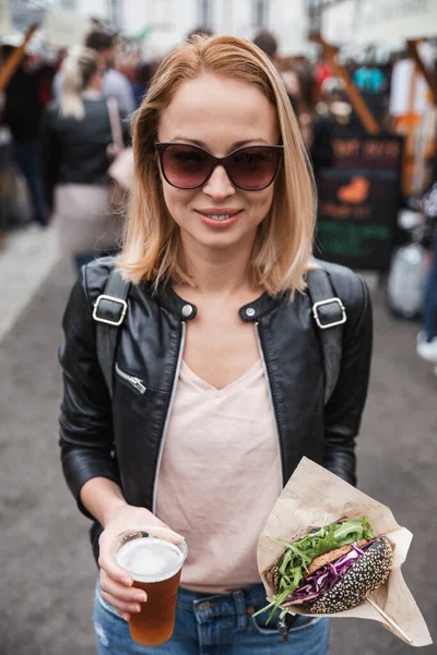 Красивая Молодая Женщина Держащая Вкусный Органический Лосось Вегетарианский Бургер Домашнее — стоковое фото