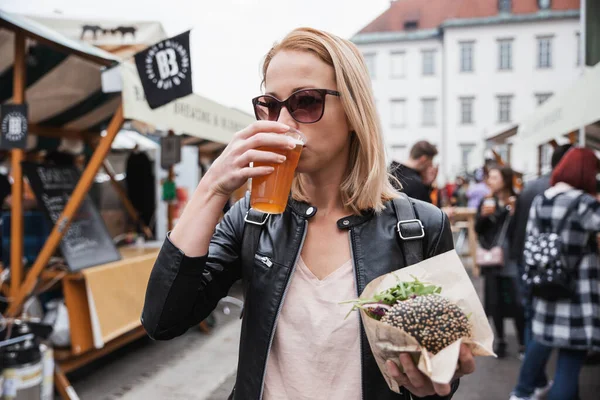 Hermosa Joven Sosteniendo Deliciosa Hamburguesa Vegetariana Salmón Orgánico Beber Cerveza —  Fotos de Stock