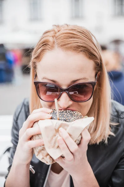 Bastante Joven Rubia Divertida Mujer Comiendo Hamburguesa Aire Libre Calle — Foto de Stock