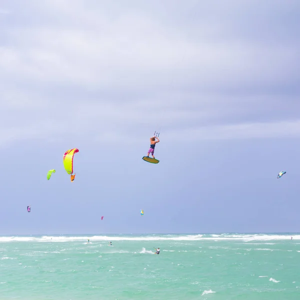 Kitesurfen Spaß Meer Extremsport Kitesurfen Kitesurfer Springen Hoch Der Luft — Stockfoto