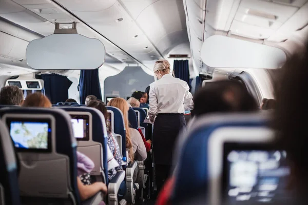 Interior Avião Com Passageiros Assentos Aeromoça Uniforme Andando Pelo Corredor — Fotografia de Stock