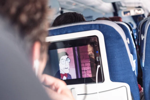 Refleksja Pasażera Ekranie Dotykowym Samolotu Podczas Oglądania Kreskówki Podczas Długiego — Zdjęcie stockowe