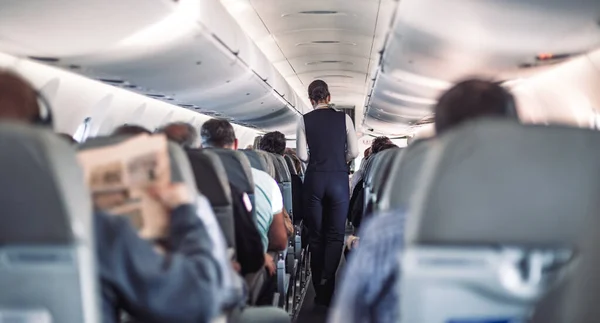 Innenraum Des Flugzeugs Mit Passagieren Auf Den Sitzen Und Stewardess — Stockfoto