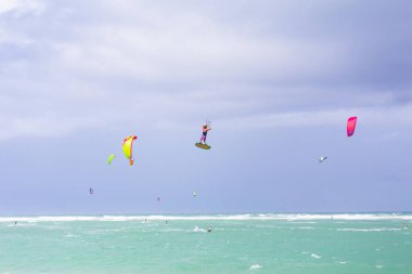 Uçurtma kaykayı. Okyanusta eğlenmek. Extreme Sport Kitesurfing. Uçurtma uçurtma uçuşu sırasında yükseğe zıplayan uçurtma ustası.