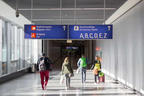 Pessoas Irreconhecíveis Com Sacos Malas Andando Terminal Aeroporto Visão Traseira — Fotografia de Stock