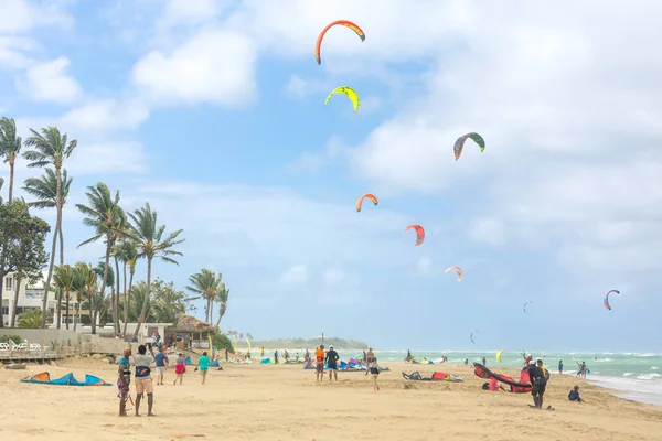 ドミニカ共和国のCabarete熱帯砂のビーチでの完璧な晴れた日にカイトサーフィンの休日やアクティビティを楽しむアクティブなスポーティの人々の群衆 — ストック写真