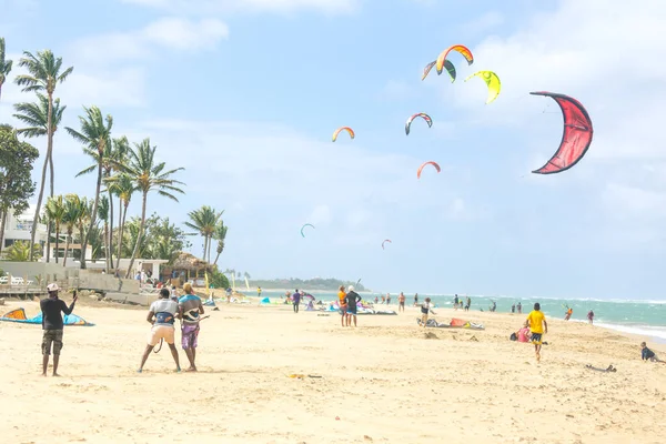 Πλήθος Ενεργών Σπορ Ανθρώπων Που Απολαμβάνουν Kitesurfing Διακοπές Και Δραστηριότητες — Φωτογραφία Αρχείου