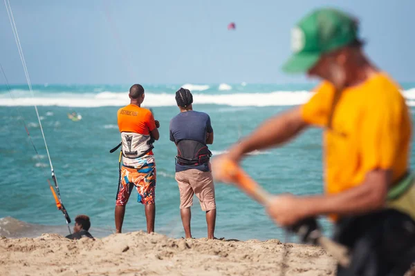 Gente Deportiva Activa Disfrutando Vacaciones Kitesurf Actividades Día Soleado Perfecto — Foto de Stock