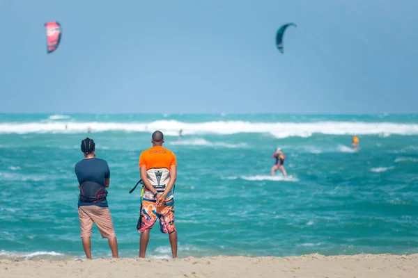 Aktive Sportler Genießen Kitesurfurlaube Und Aktivitäten Einem Perfekten Sonnigen Tag — Stockfoto