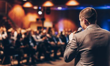 Sözcü şirket iş konferansı hakkında bir konuşma yapacak. Konferans salonundaki tanınmayan insanlar. İş ve Girişimcilik etkinliği.