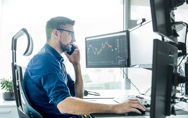 Männlicher Aktienmakler Der Online Charts Und Datenanalysen Auf Mehreren Computerbildschirmen — Stockfoto